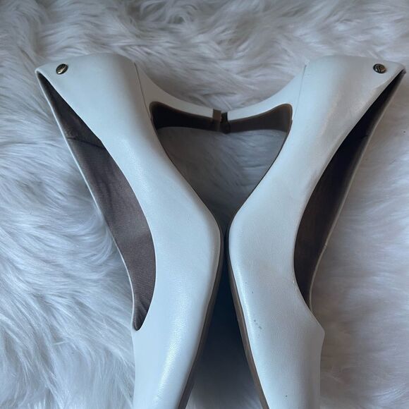 Life Stride Parigi white slip on classic round toe 2.5 “ heels - Picture 7 of 10